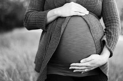 Почему тянет живот при беременности: 4 безвредных и 4 опасных причины