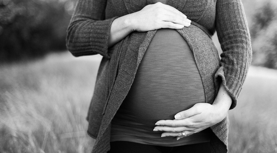 Почему тянет живот при беременности: 4 безвредных и 4 опасных причины