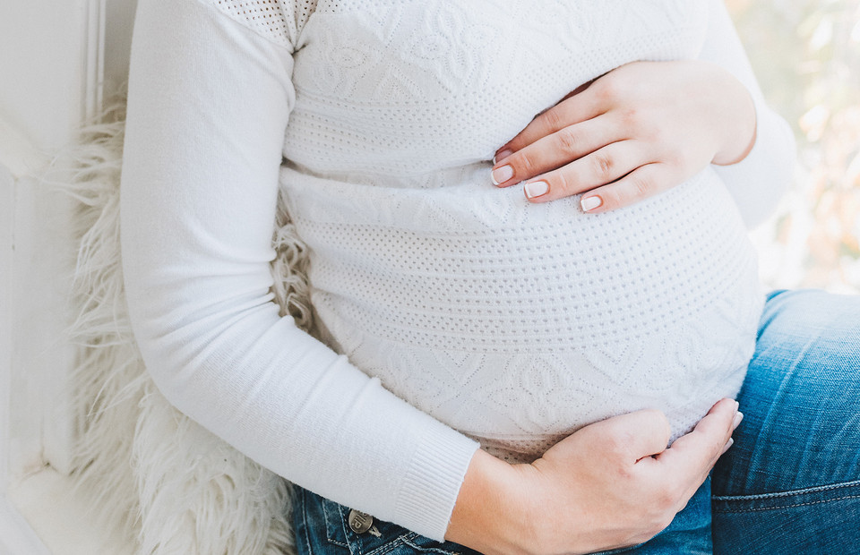 Почему тянет живот при беременности: 4 безвредных и 4 опасных причины
