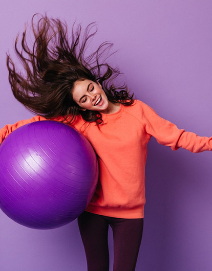 Самые эффективные упражнения на фитболе: топ-7 для прокачки всего тела
