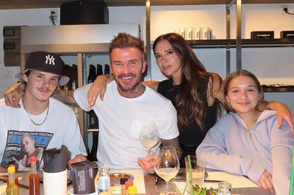 Яркие концерты, романтика и экзотика: как семейство Бекхэмов проводит летние каникулы (фото)