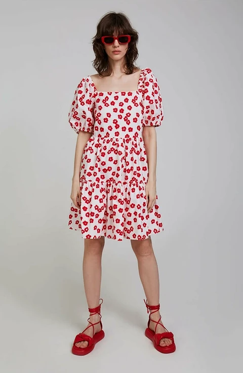 Легкие миди-платья с цветочным принтом насыщенных цветов — еще одна классика, не выходящая из моды. Осталось только выбрать подходящий фасон и любимый оттенок.