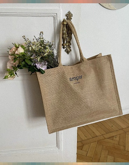 Крафт, барбикор и никаких логотипов: быстрый гид по трендовым сумкам лета 2023