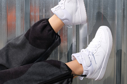 Как отмыть белые кроссовки в домашних условиях: 9 способов отбелить ткань, кожу и очистить подошву