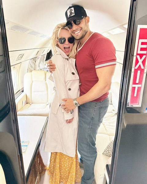 Счастливы вместе: Бритни Спирс опубликовала фото с мужем на фоне слухов о разводе