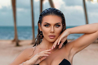 Анна Седокова вышла в свет в откровенном наряде после ссоры с мужем