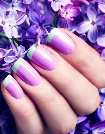 Флористика, радужный хром и минимализм: главные тренды в маникюре лета 2023