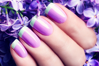 Флористика, радужный хром и минимализм: главные тренды в маникюре лета 2023