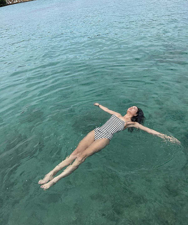 Осторожно, горячо!: 12 турецких актрис показывают фигуру в купальниках