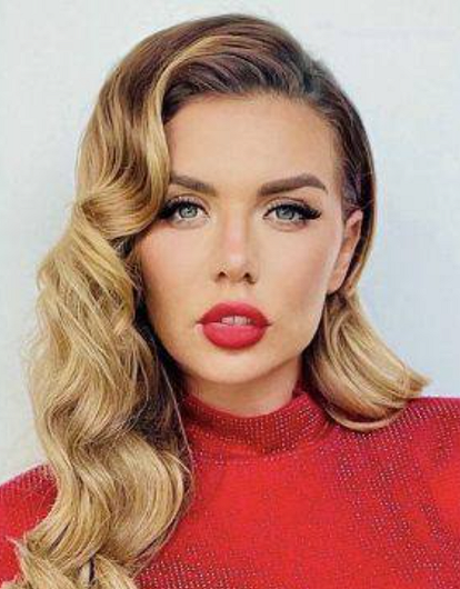 Анна Седокова похвасталась стройной фигурой в откровенном образе