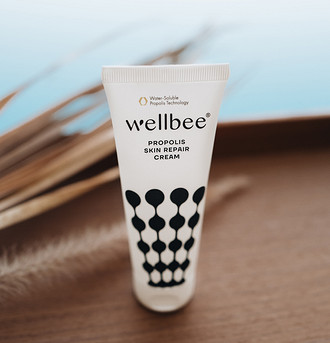 В основе косметики Wellbee — водорастворимая форма прополиса (пчелиного клея). Она действует глубоко на тканевом и клеточном уровне, помогая эффективно восстанавливать чувствительную кожу...
