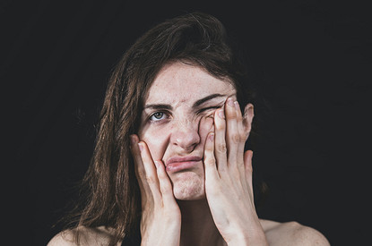 Сразу и не заметишь: 5 неочевидных симптомов, которые указывают на хронический стресс