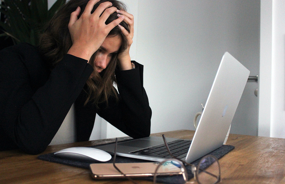 Сразу и не заметишь: 5 неочевидных симптомов, которые указывают на хронический стресс