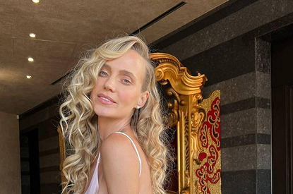 Глаз не оторвать: Глюкоза примерила откровенный образ