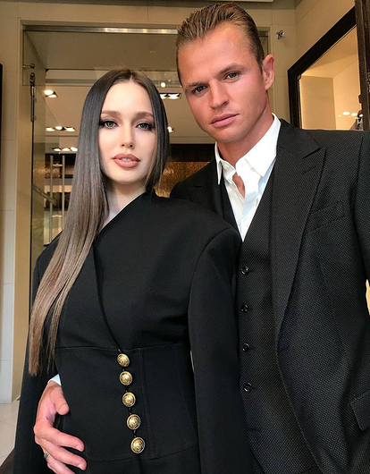 Дмитрий Тарасов развлекается с девушками, пока жена ждет его дома