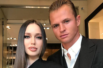 Дмитрий Тарасов развлекается с девушками, пока жена ждет его дома