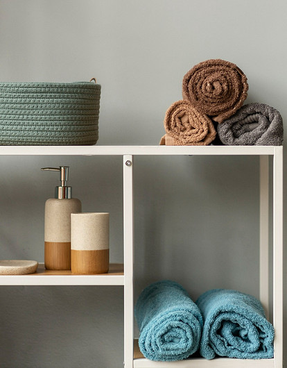 Когда негде развернуться: 12 способов организовать хранение вещей в маленькой ванной