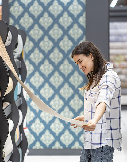 От однотонных до полосатых: какие выбрать обои, чтобы визуально сделать комнату больше