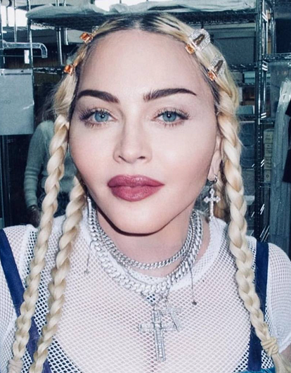 Мадонна впервые вышла на связь после реанимации