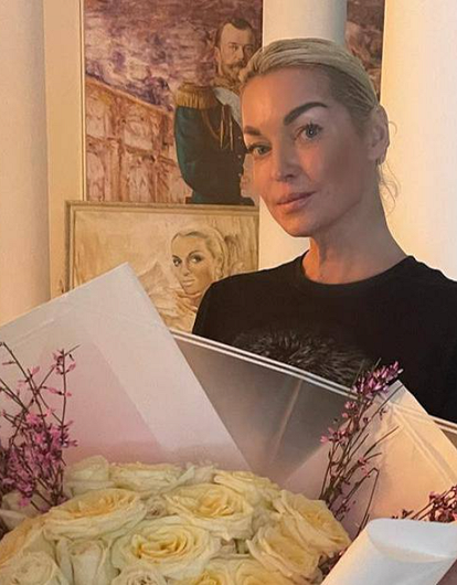 Полностью обнаженная  Анастасия Волочкова села на шпагат (фото)