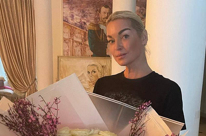 Полностью обнаженная  Анастасия Волочкова села на шпагат (фото)