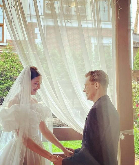 Первые фото со свадьбы: актер Александр Головин женился