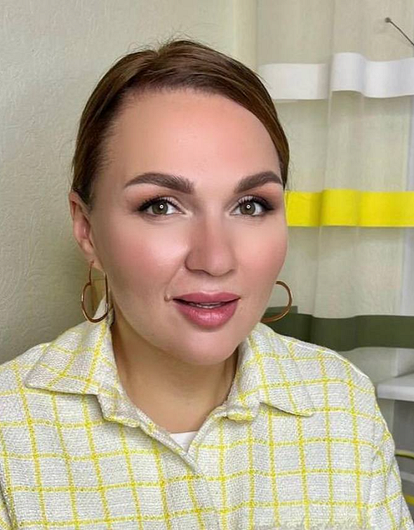 «Прохожие думают: это бабушка или мать?»: родившая в 40 лет Надежда Ангарская рассказала о позднем материнстве