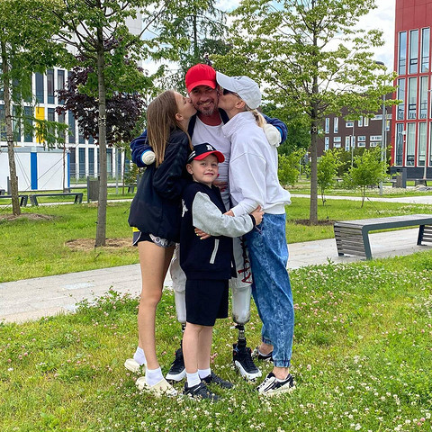 «Мои спасители»: Роман Костомаров показал трогательное фото с семьей