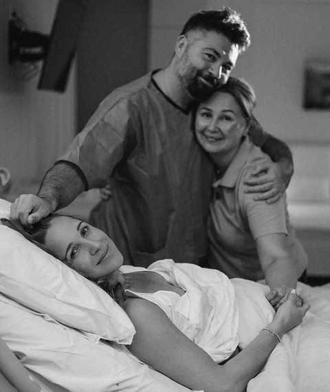 После рождения второй дочери: Юлия Ковальчук показала первое фото из роддома