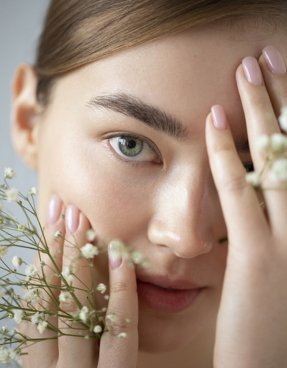 К чему чешется левая и правая бровь: приметы по дням недели и времени суток