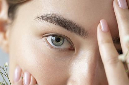 К чему чешется левая и правая бровь: приметы по дням недели и времени суток