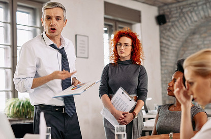 От занудства до бестактности: какие проблемы в общении характерны для разных знаков зодиака