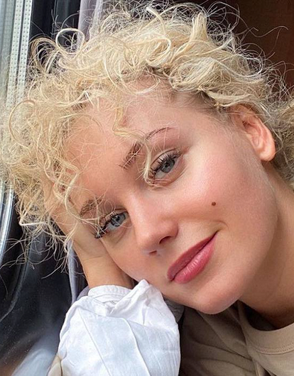 «Мы не общаемся жутко долгое время. Мне больно и одиноко»: Асмус рассказала о проблемах в отношениях с мамой