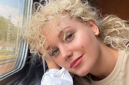 «Мы не общаемся жутко долгое время. Мне больно и одиноко»: Асмус рассказала о проблемах в отношениях с мамой