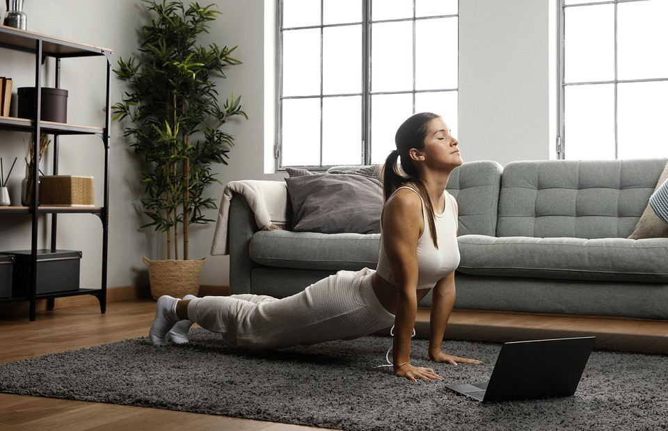 Фитнес для ленивых: 7 классных упражнений, которые можно выполнять, не выходя из дома
