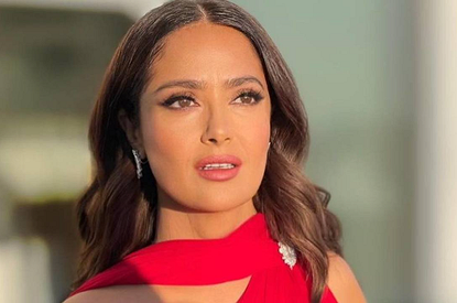 56-летняя Сальма Хайек похвасталась фигурой в купальнике (фото)