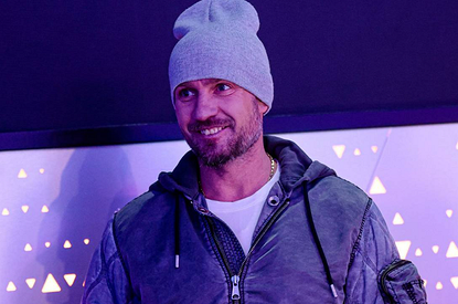 «Вернулись мои конфетки»: Роман Костомаров встретил семью в аэропорту