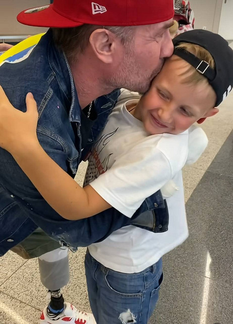 «Вернулись мои конфетки»: Роман Костомаров встретил семью в аэропорту
