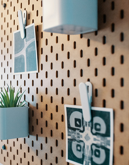 Как хранить вещи на перфорированной панели: 10 стильных и практичных идей