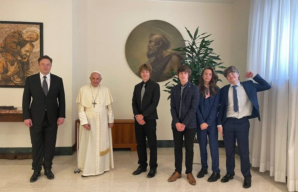 Маск на приеме в Ватикане с сыновьями 