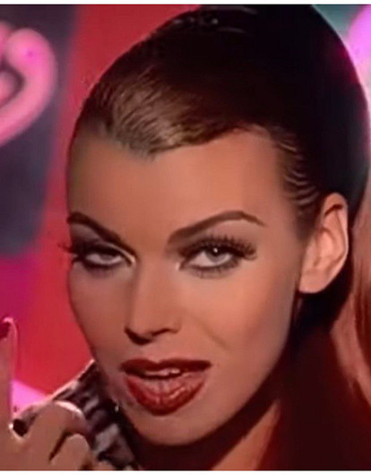 Секс-символ 90-х: как менялся стиль Лады Дэнс