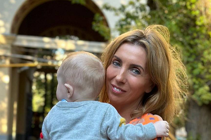 Ставшая мамой в 54 года Светлана Бондарчук показала выписку из роддома