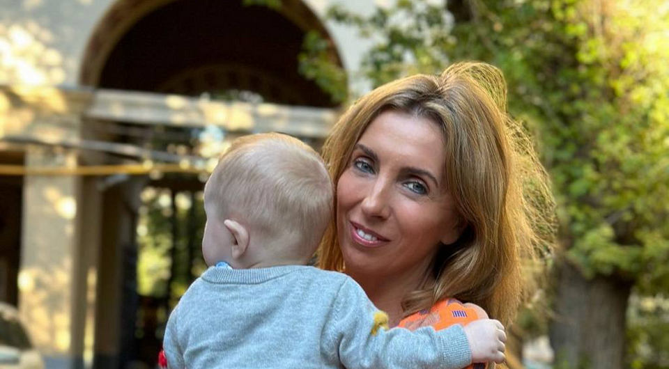 Ставшая мамой в 54 года Светлана Бондарчук показала выписку из роддома