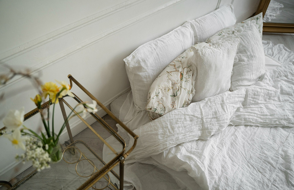 Стильно и необычно: 12 альтернатив прикроватной тумбочке для маленькой спальни