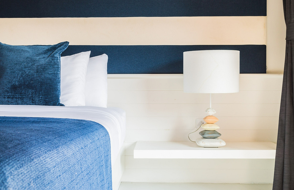 Стильно и необычно: 12 альтернатив прикроватной тумбочке для маленькой спальни