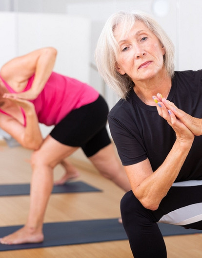 Упражнения для женщин 50+, которые помогут сохранить тонкую талию