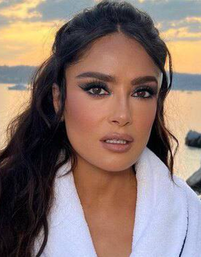 Сальма Хайек показала, какой купальник выбрать девушкам с большой грудью