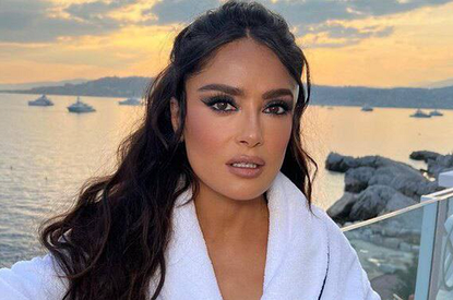 Сальма Хайек показала, какой купальник выбрать девушкам с большой грудью