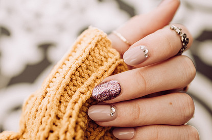 Модные тренды маникюра на осень 2023: 100+ идей с фото