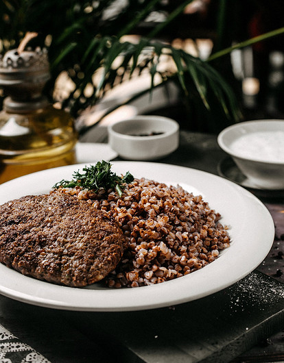 Макароны с сыром и гречка с котлетой: почему в 2023 году простая еда из детства снова в тренде